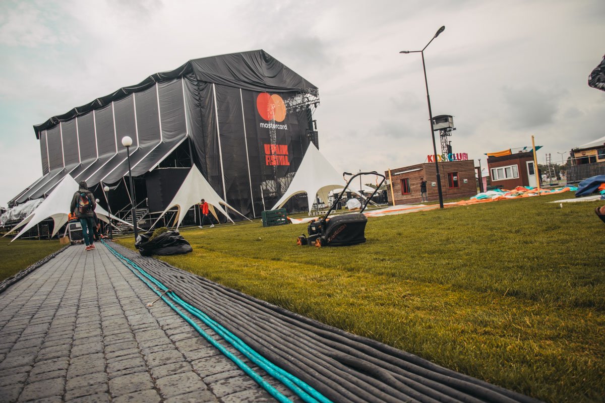 Все провода ведут к сцене, а все дороги на ближайшие три дня в Sky Family Park 