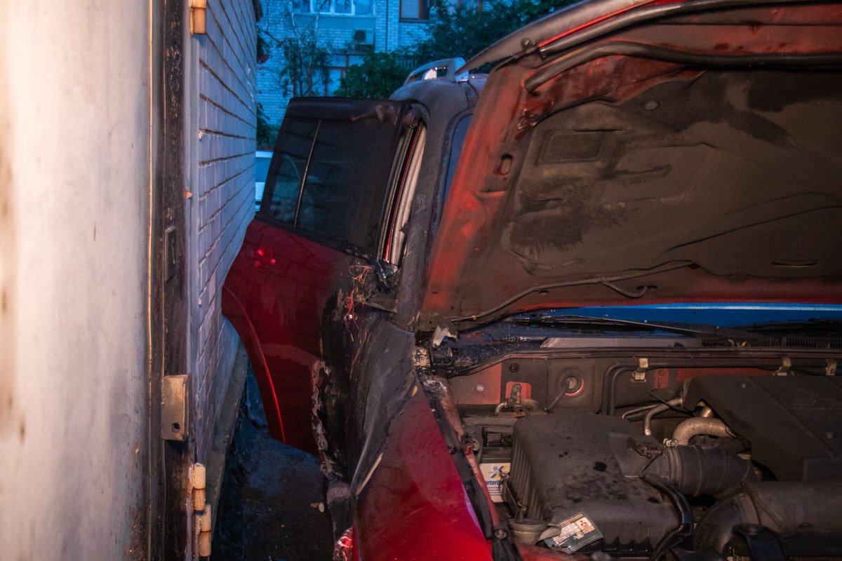 Горел автомобиль Mitsubishi Pajero