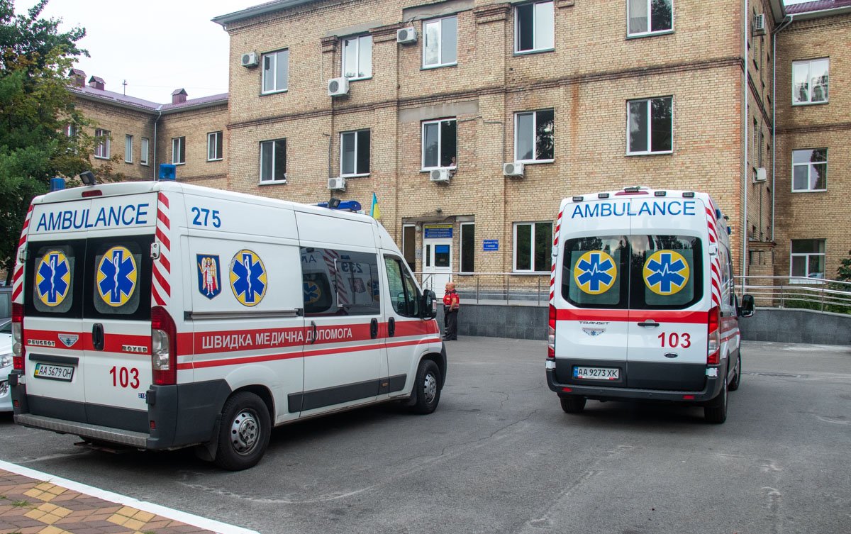 Примерно в это же время туда доставили женщину с кровотечением и признаками недавних родов