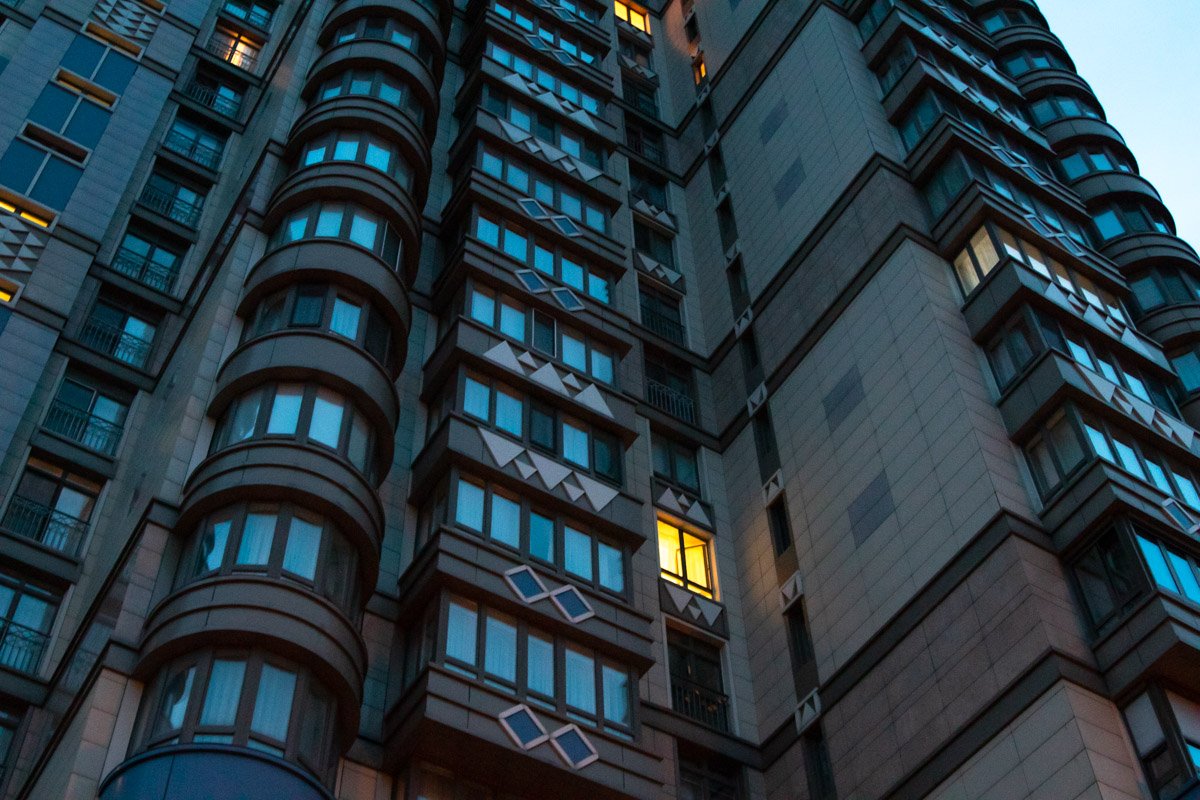 В Печерском районе Киева по адресу улица Институтская, 18а между этажами нашли повешенного парня В Печерском районе Киева по адресу улица Институтская, 18а между этажами нашли повешенного парня