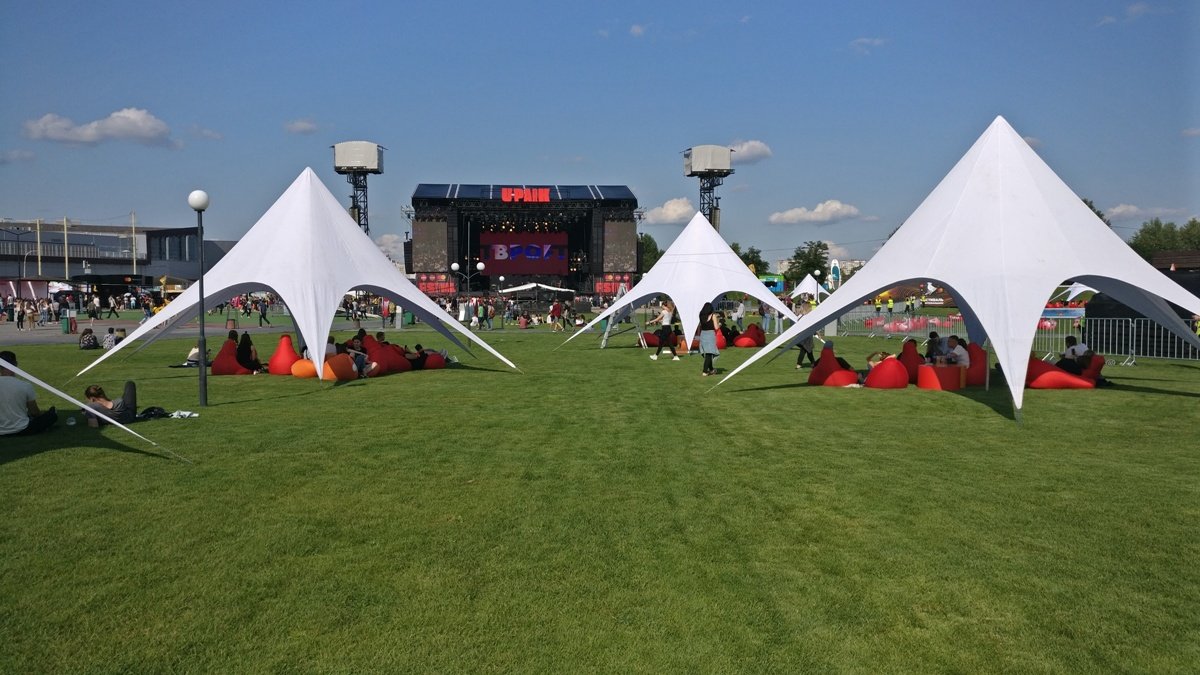 Также на территории много палаток от солнца, приятно чилить на траве, и даже можно выбрать место, чтобы было видно сцену