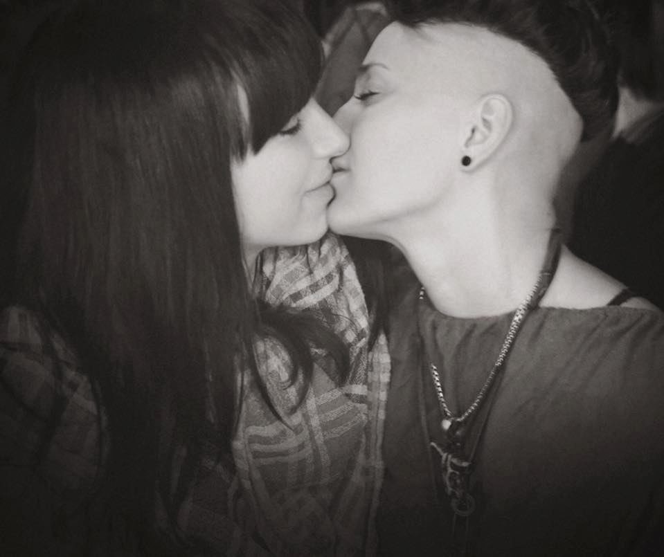 Обе девушки достаточно в короткие сроки признались семье и близким в том, что мужчины их не привлекают