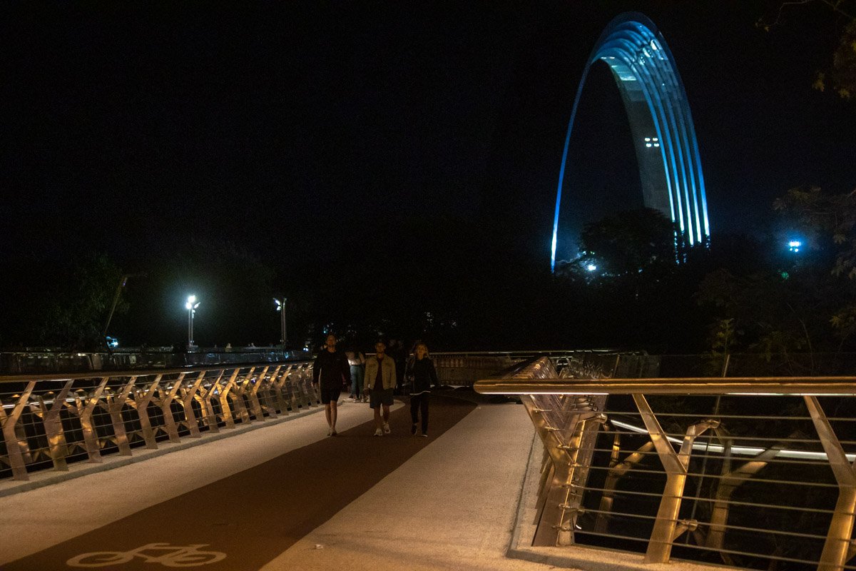 Люди в Киеве вышли на улицы, чтобы посмотреть на редкое явление 