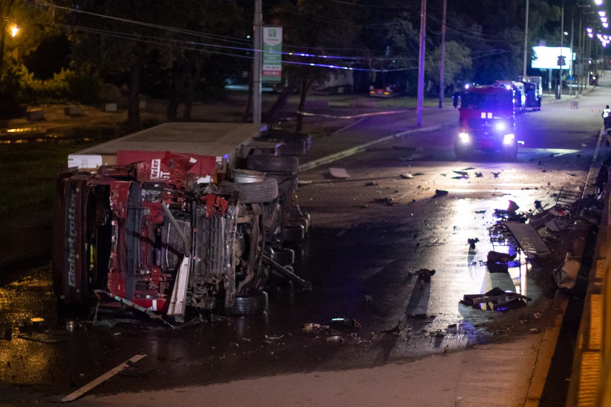 На Одесской площади фура вылетела с моста 