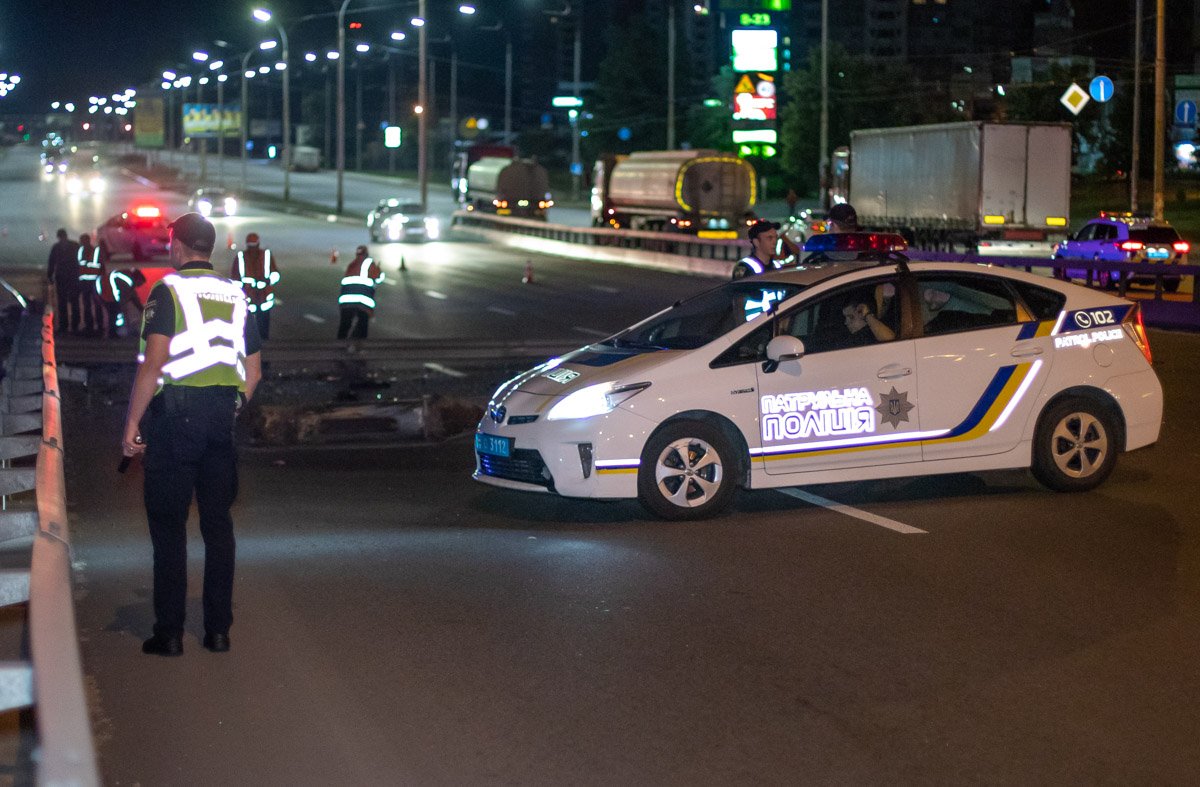 Многотонная машина снесла столб и отбойник 