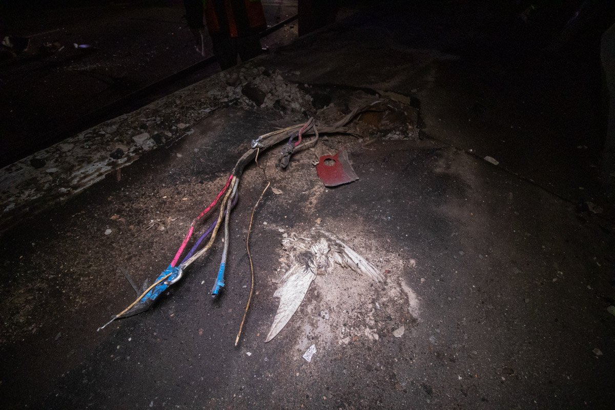 Провода попадали на встречные автомобили 