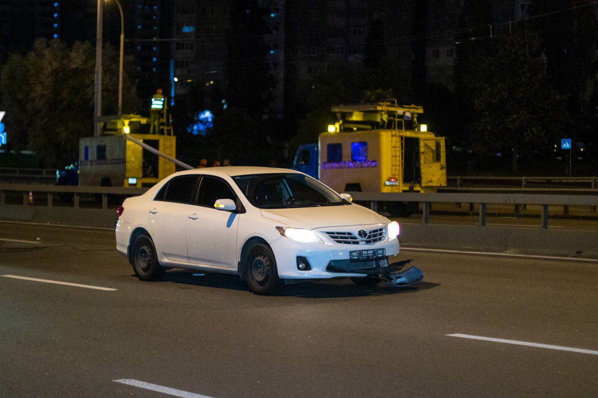 На элемент столба напоролся Toyota 