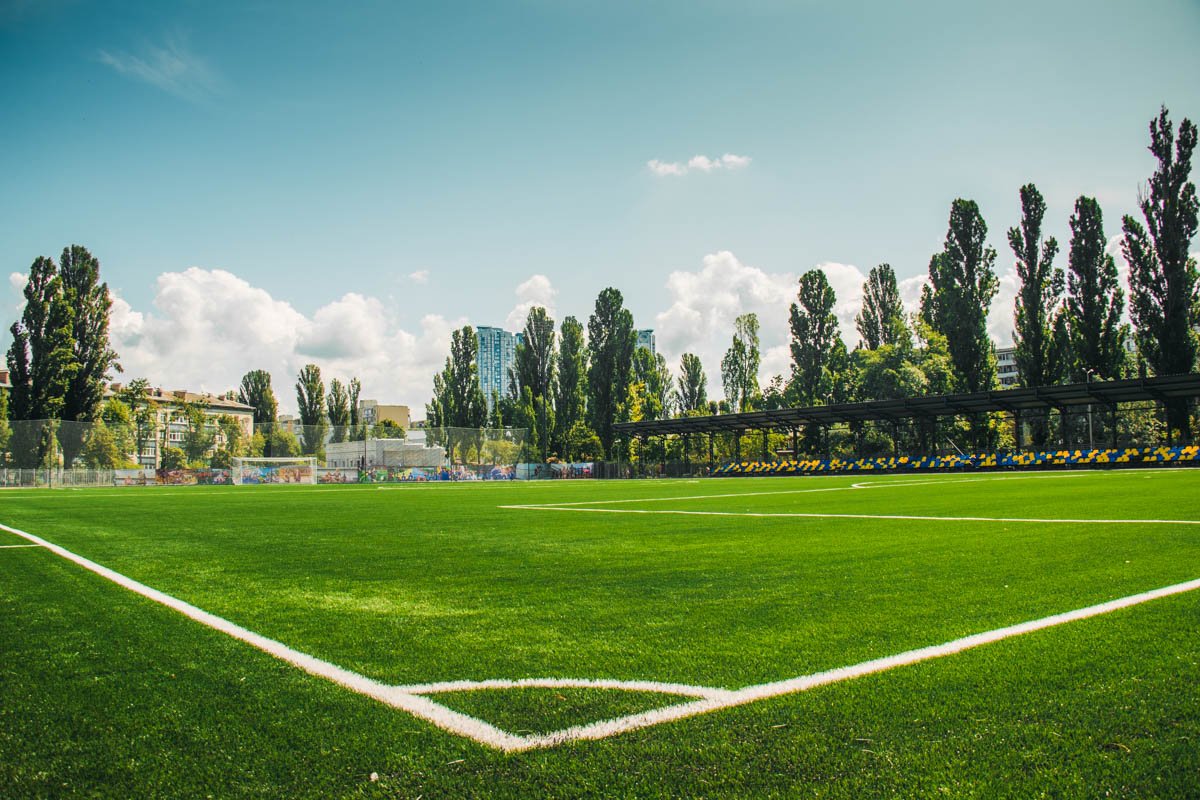 Свежий газон уже ждет своего первого матча 