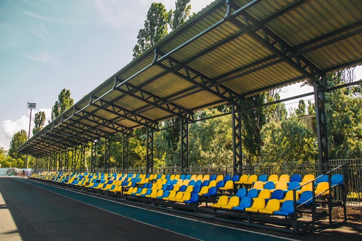 На Русановце установили новые трибуны на 480 мест 
