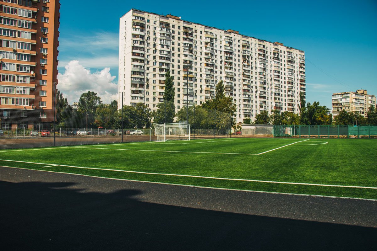 Теперь у жителей многоэтажек есть вид на красивый спортобъект 