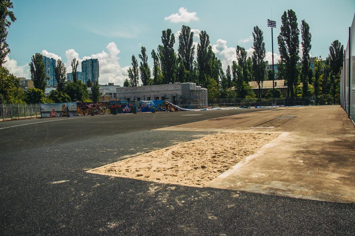 За сеткой видны следы незаконченных работ 