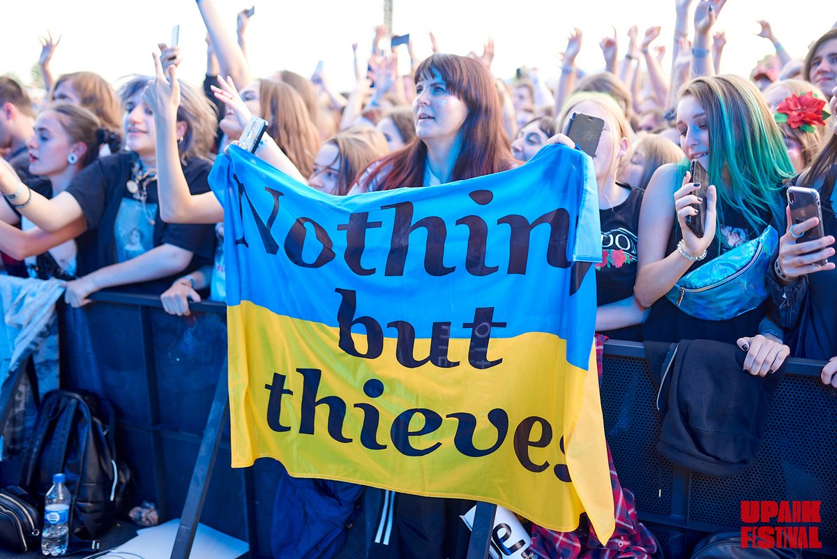 Украинки показывают свою любовь к Nothing but Thieves
