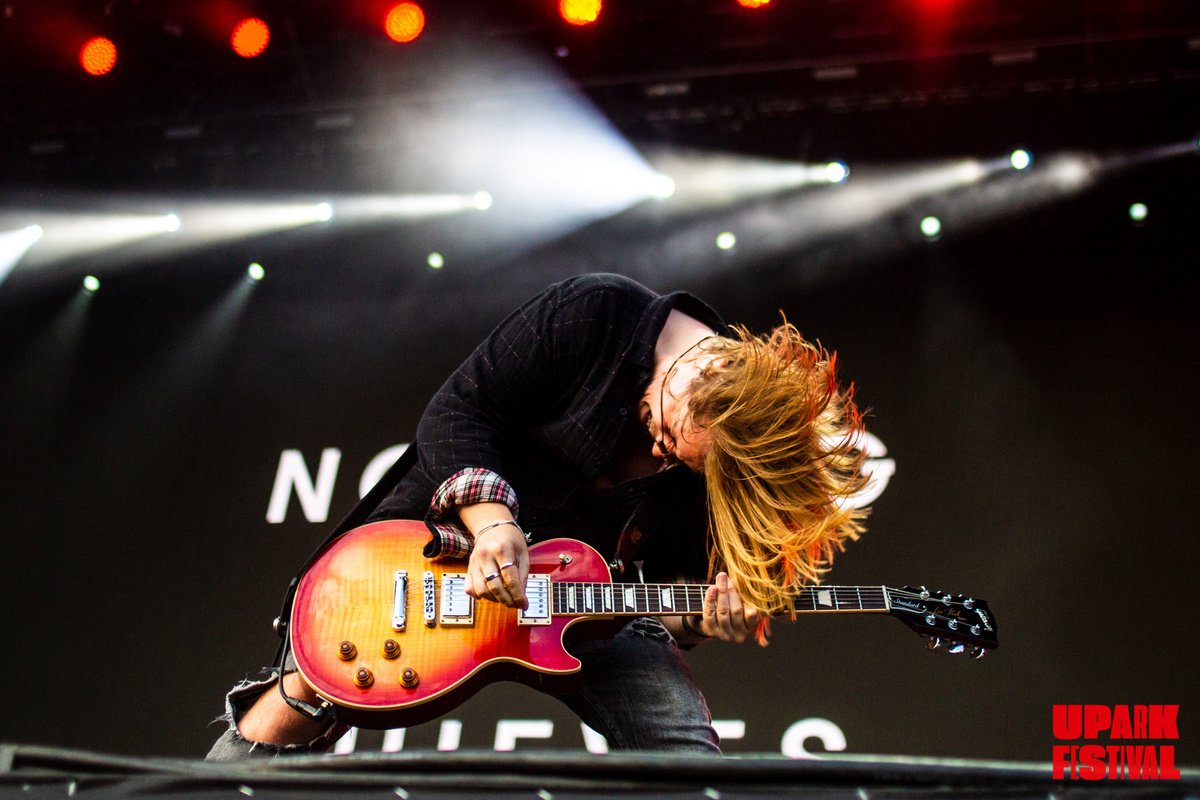 Ребята чередовали романтичекские темы с драйвовыми