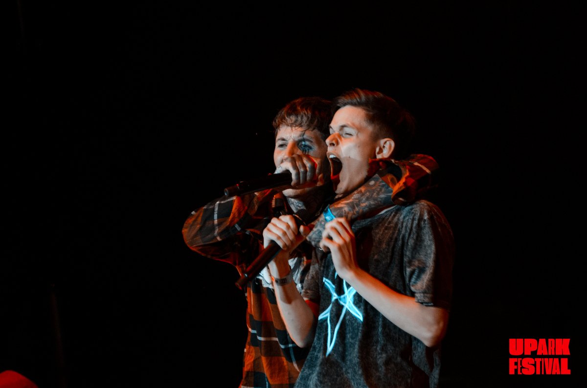 Оливер Сайкс с фанатом Максом исполняют Antivist