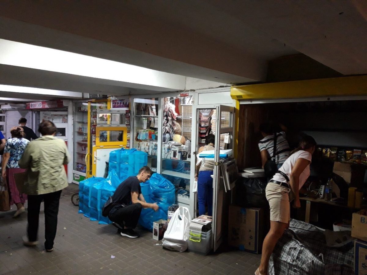 Перед началом демонтажа у продавцов было время убрать товар и любые другие вещи из ларьков