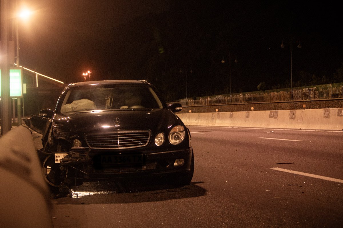 Ночью на Набережном шоссе столкнулись два автомобиля 
