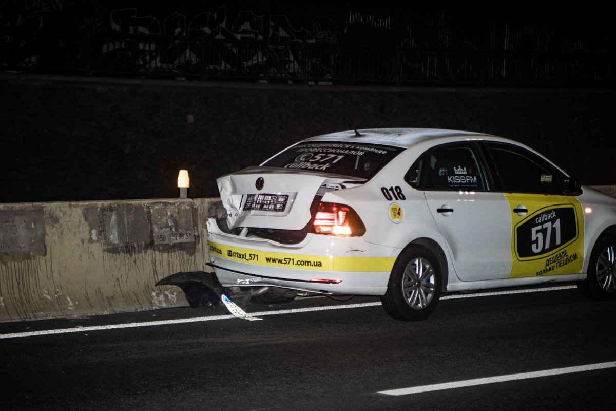 Такси остановилось об отбойник 