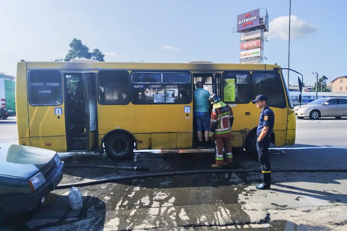 Недалеко от станции метро «Лесная» в Киеве загорелась маршрутка «Богдан»