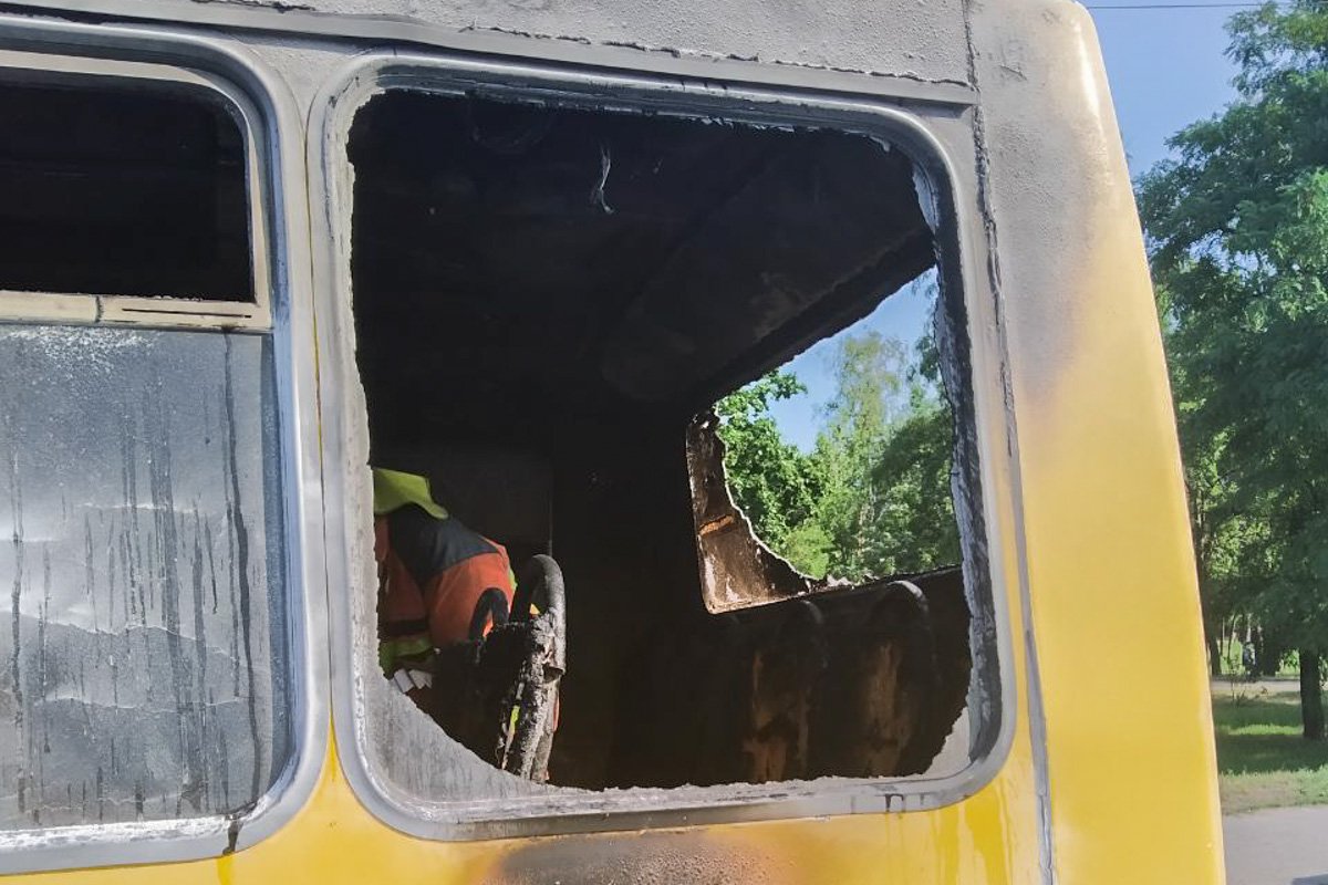 По словам водителя, пожар возник, когда он высадил пассажиров на конечной остановке