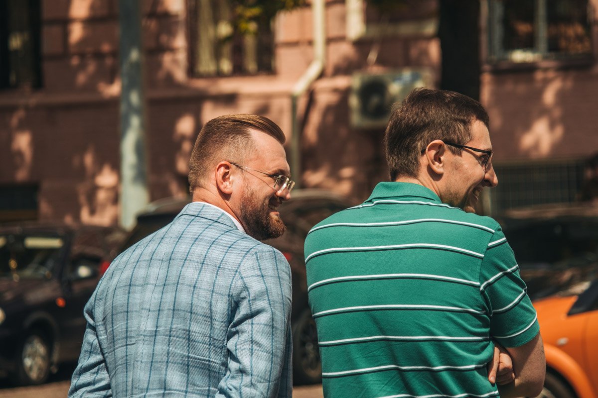 Смотреть не друг на друга, а в одну сторону Смотреть не друг на друга, а в одну сторону