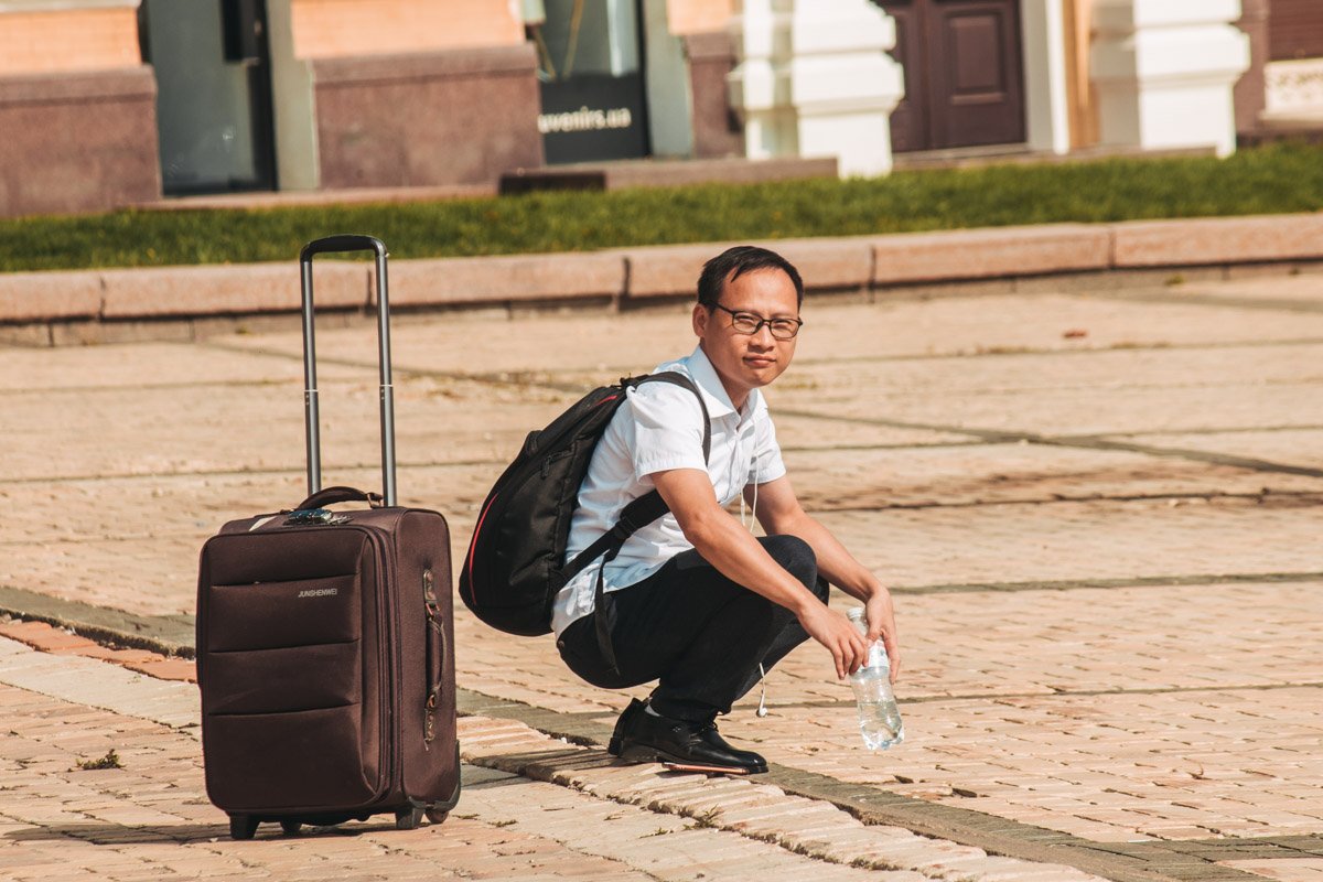 Мужчина, кто вам сказал, что в Киеве телефоны заряжаются от брусчатки?! Мужчина, кто вам сказал, что в Киеве телефоны заряжаются от брусчатки?!