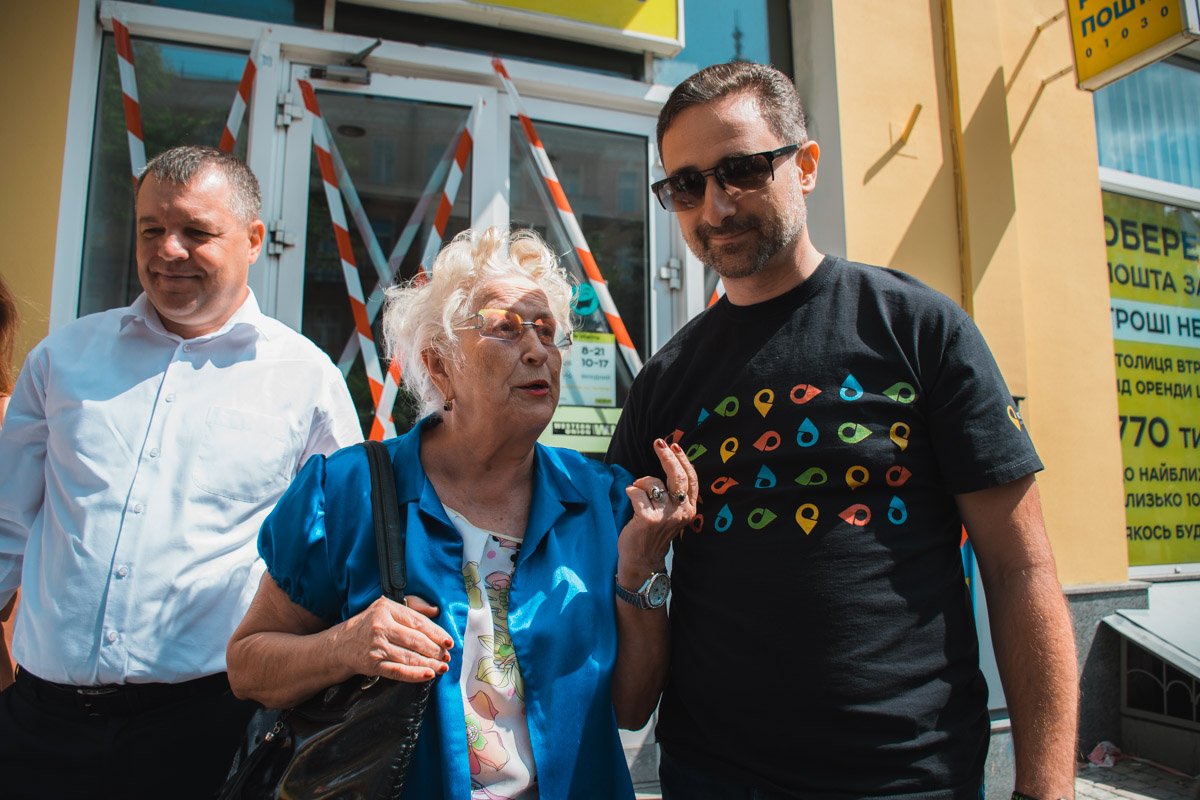 Генеральный директор Укрпочты вместе с самой старой клиенткой отделения Генеральный директор Укрпочты вместе с самой старой клиенткой отделения