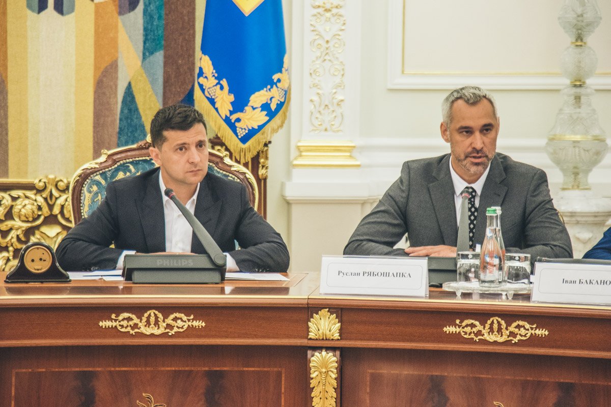 За круглым столом собрались представители власти во главе с Владимиром Зеленским За круглым столом собрались представители власти во главе с Владимиром Зеленским