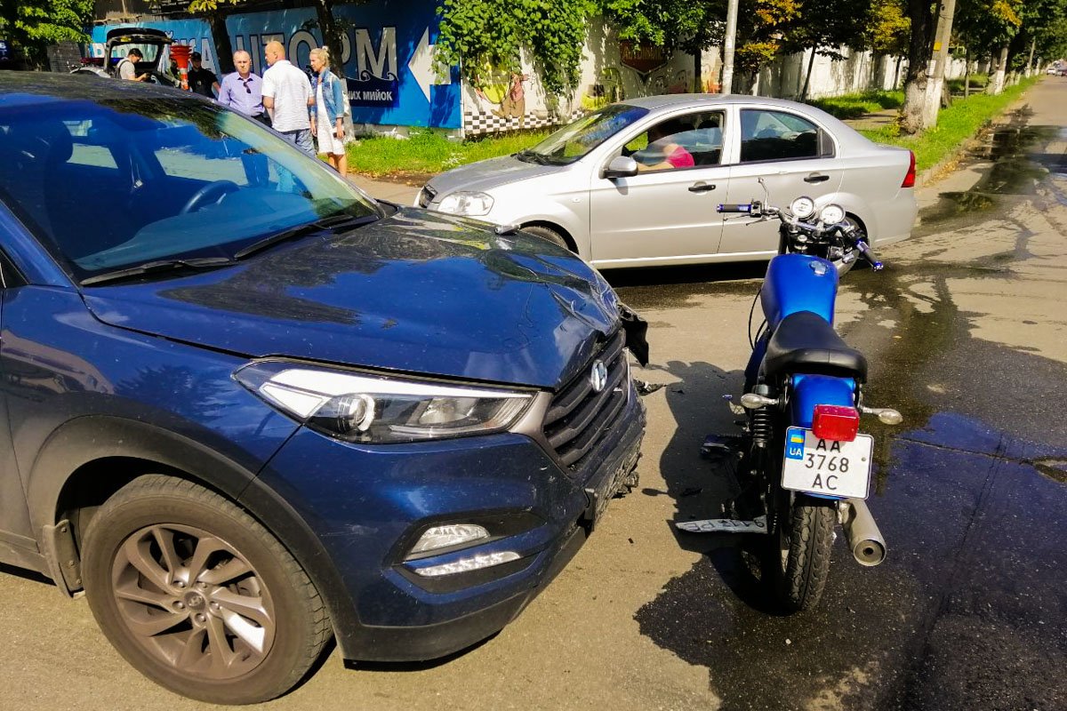 18 июля в Киеве на перекрестке улиц Бережанская и Приорской произошло ДТП с пострадавшими 18 июля в Киеве на перекрестке улиц Бережанская и Приорской произошло ДТП с пострадавшими