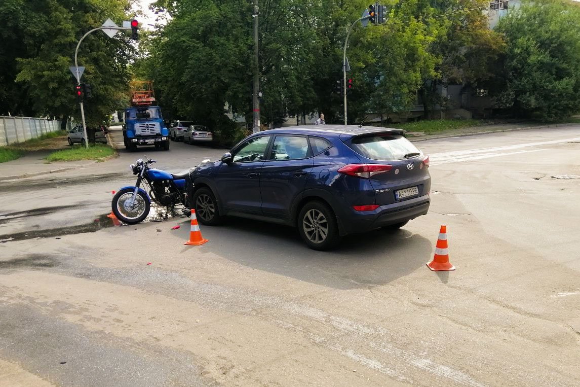 Hyundai поворачивал налево и не пропустил байкера, который ехал прямо Hyundai поворачивал налево и не пропустил байкера, который ехал прямо