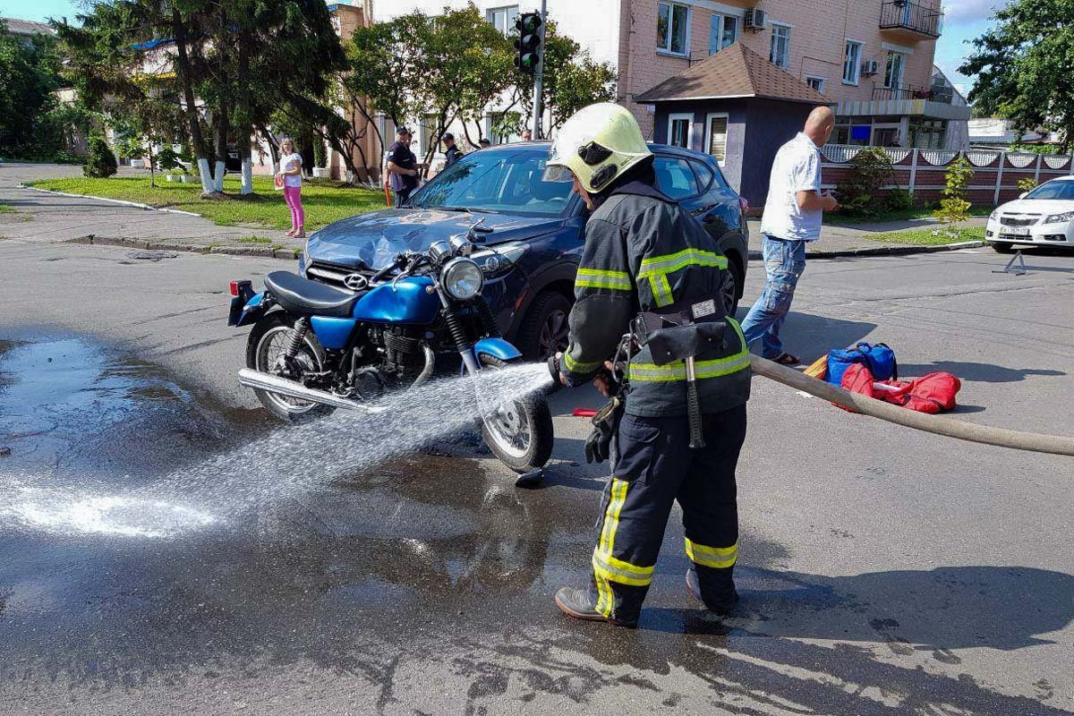 Спасатели смыли топливо с проезжей части Спасатели смыли топливо с проезжей части