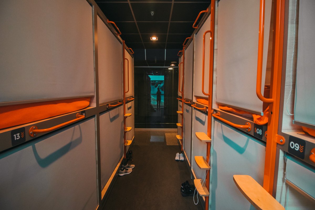 Пассажирам доступны 40 одноместных и 16 двухместных капсул-номеров
