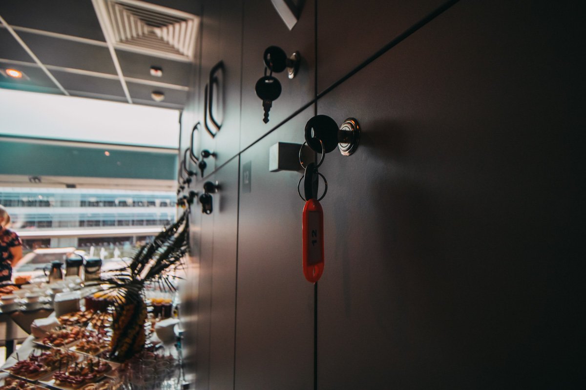 Для журналистов по отелю прошла небольшая экскурсия и шведский стол. Хотя жильцам отеля есть на территории (и тем более в капсулах) нельзя