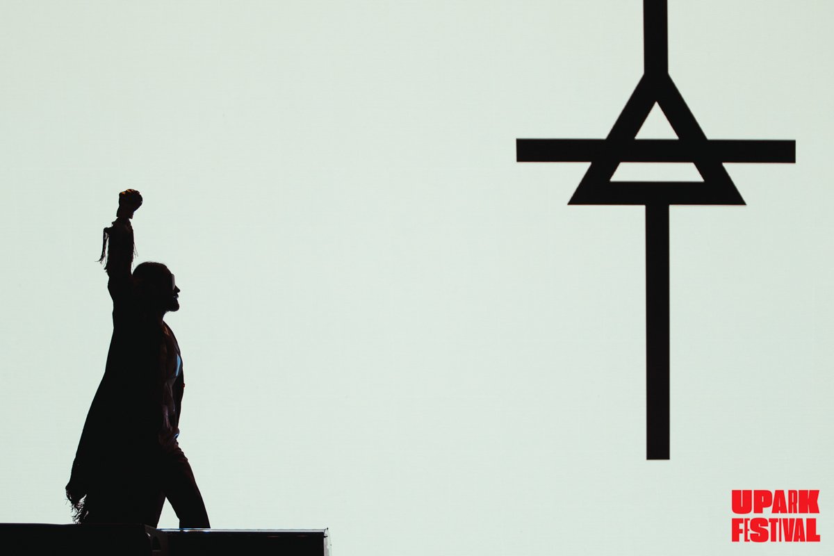 На сцену американцы вышли с небольшим опозданием