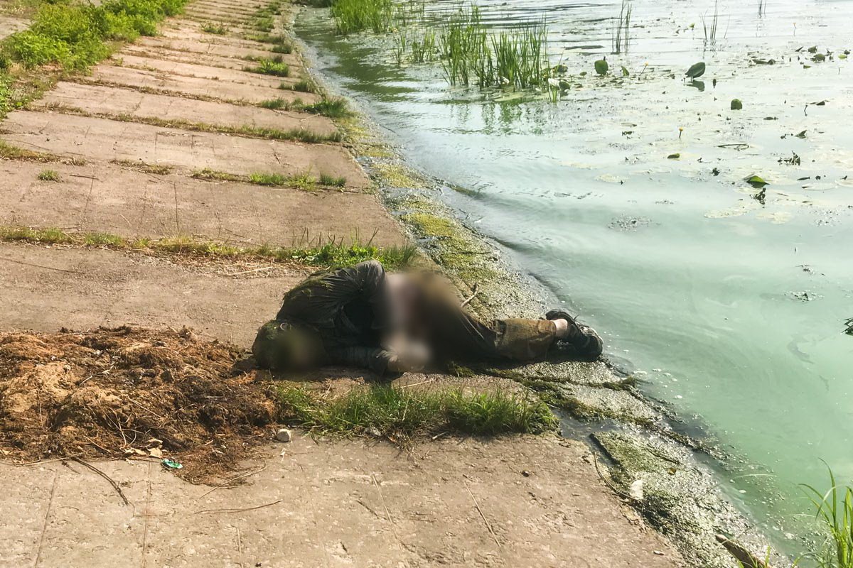 В Киеве на Русановке из воды достали труп мужчины