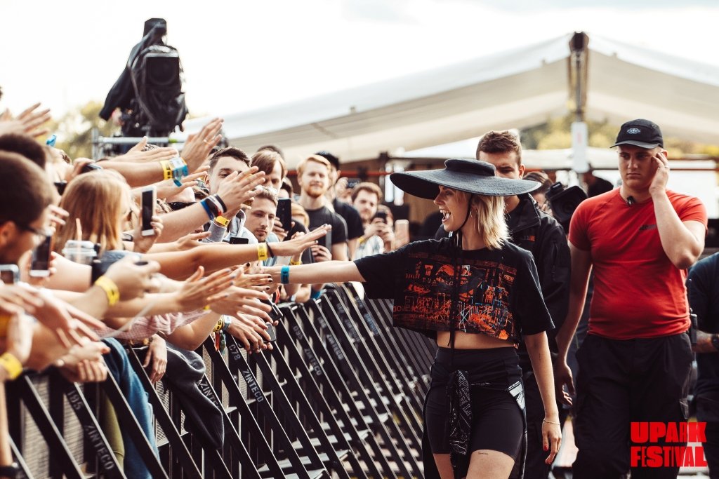 Выступление MØ проходило в тесном контакте с аудиторией