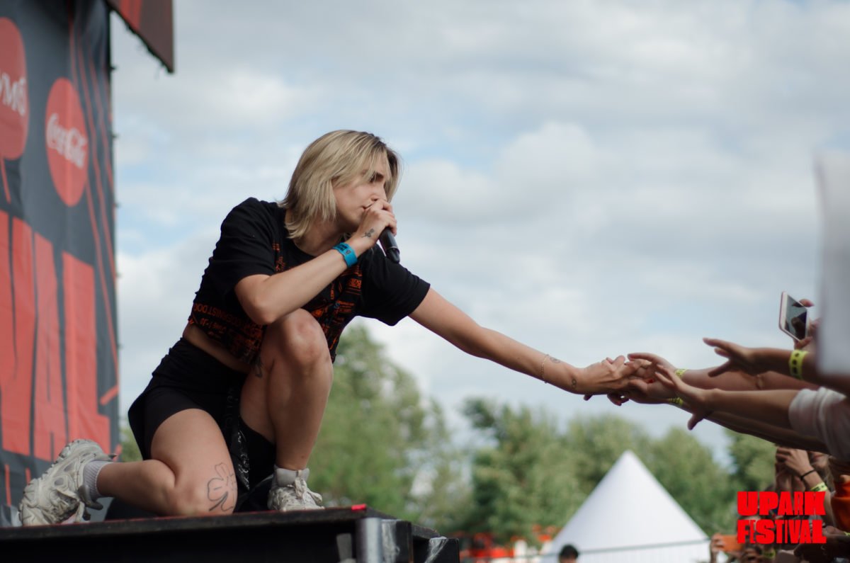 Однако самое ценное - это постоянный диалог между артисткой и толпой