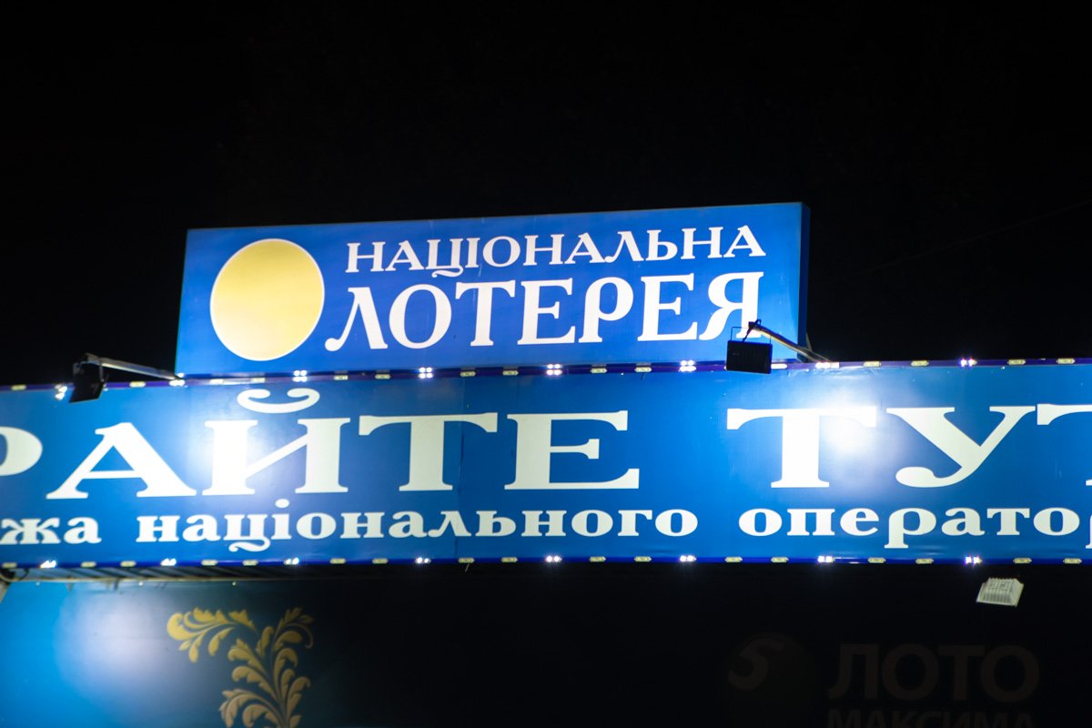 Около 5-6 человек забежали в зал, перевернули столы и напали на посетителя