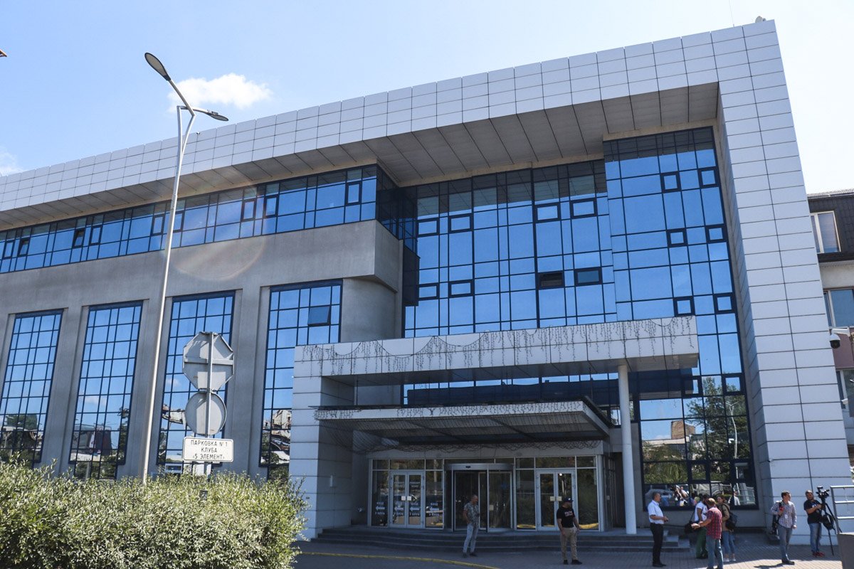 По словам охраны здания, сотрудники спецслужб зашли не в сам спортивный клуб, а в офисное здание, которое находится рядом