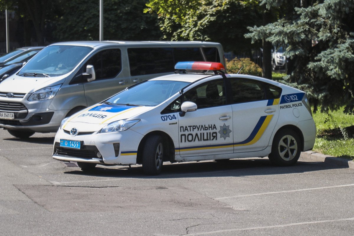 Как рассказали правоохранители, изначально им поступила информация, что в здание пытаются зайти люди в масках