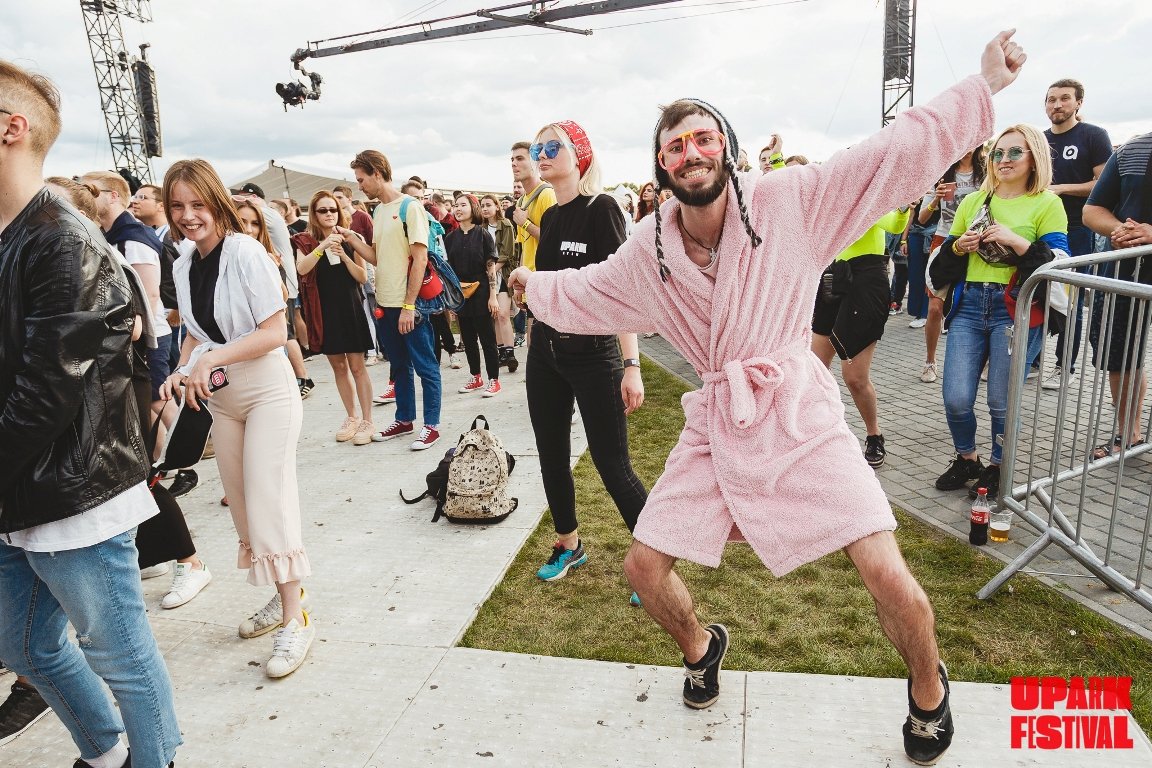 Если эпатировать, то полностью. Халат, конечно. не от Gucci, но почти как у Джареда