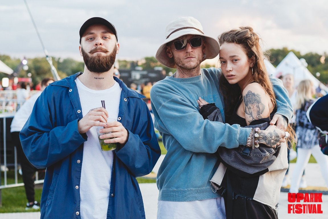 А вот у парня шляпа как у Джа