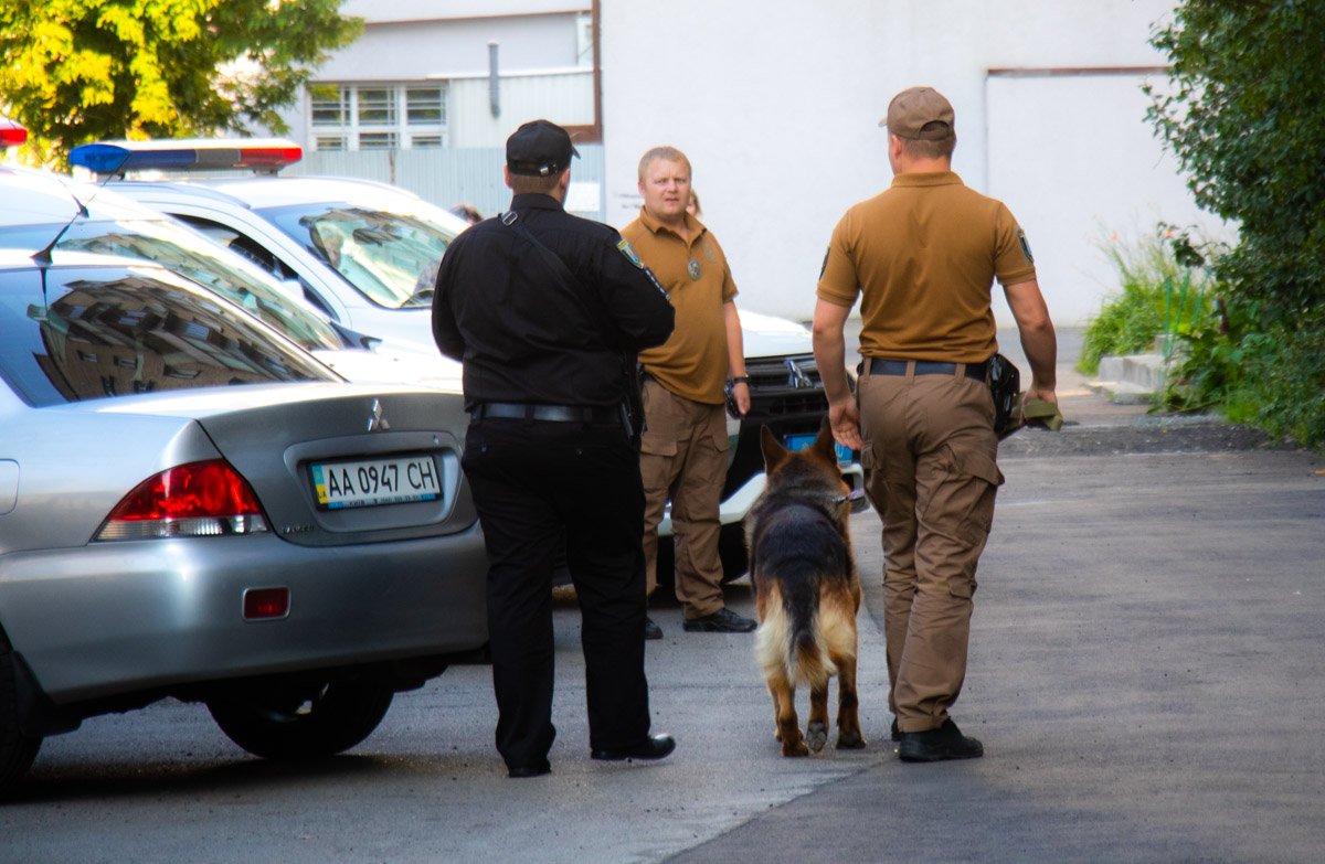 Место преступления обследовали кинологи