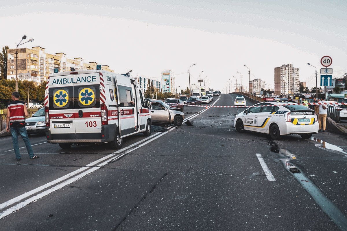 По предварительной информации правоохранителей, Daewoo ехал в сторону Троещины, а Hyundai в противоположном направлении