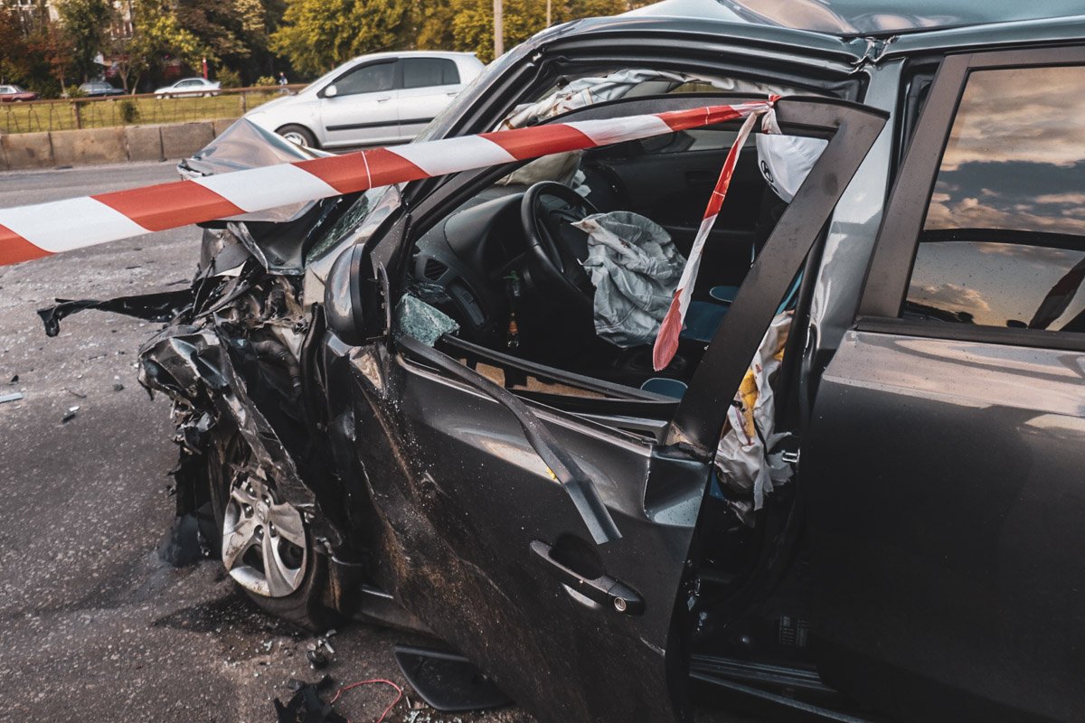 Есть видео, на котором видно, что виновник аварии плавно начинает уходить влево