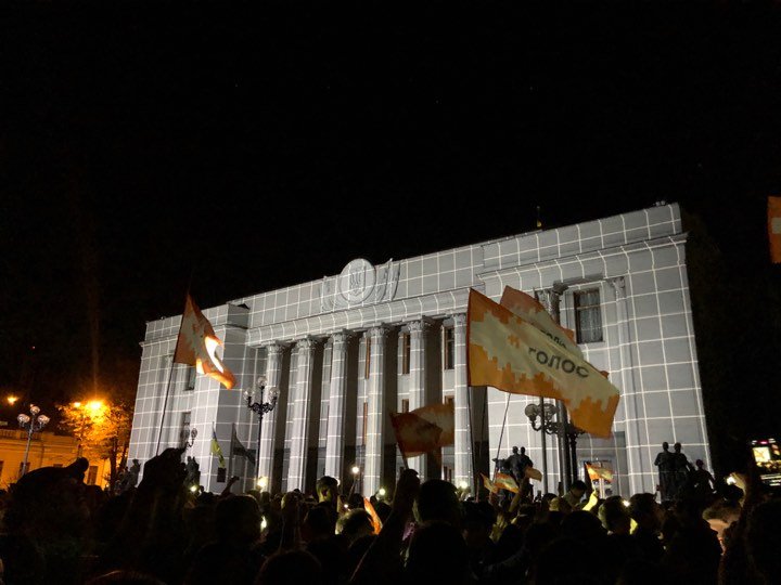 Здание Верховной Рады очень удачно подсветилось прямо в момент спонтанного появления Вакарчука с людьми
