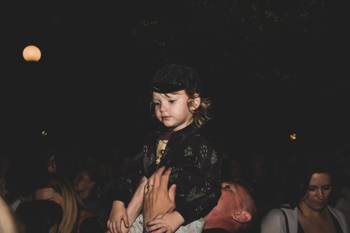 На Контрактовой площади собралось несколько тысяч человек - от мала до велика