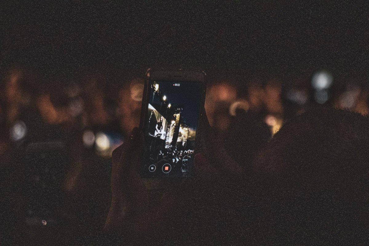 То и дело в воздух взлетали телефоны, чтобы зафиксировать моменты концерта