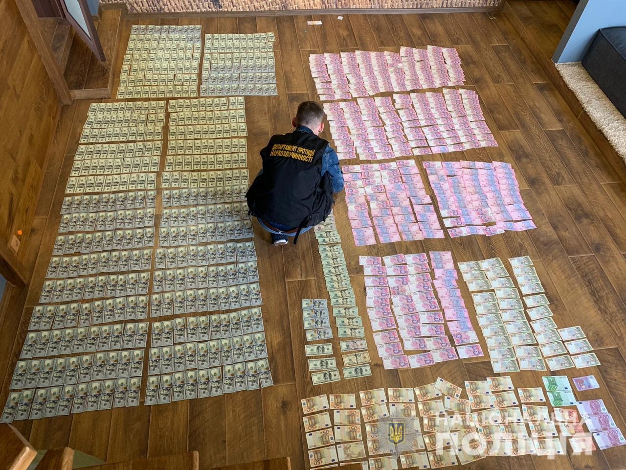 Также полицейские изъяли крупные суммы денег Также полицейские изъяли крупные суммы денег