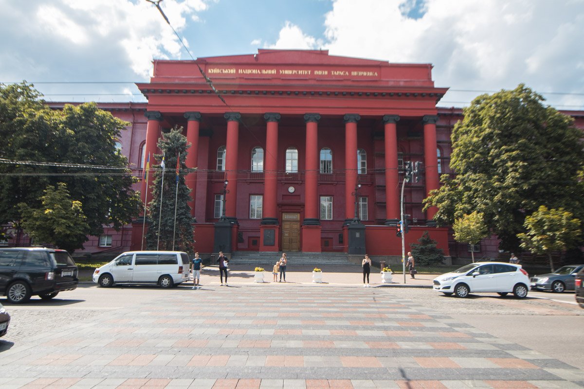 Всем известный корпус университета Шевченко станет еще более красным Всем известный корпус университета Шевченко станет еще более красным