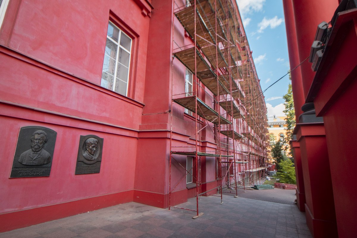 На данный момент его реконструируют, проводятся работы по покраске фасада здания На данный момент его реконструируют, проводятся работы по покраске фасада здания